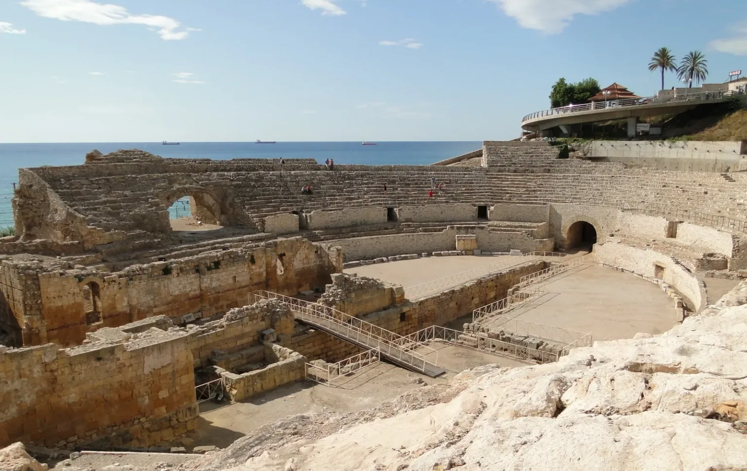Anfiteatro de Tarragona · Bernard Gagnon · CC BY-SA 3.0 Anfiteatro romano de Tarragona, con el Mediterráneo al fondo